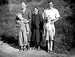 CW1032.jpg    På Solstad  sist på 1940 tallet.  Bjarne Dalheim,  Aslaug Waatvik, Magnus Dalheim,  Bjarne Waatvik og Noralv Dalheim.<br>