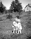 CW1035.jpg    Gunnar Holter og Harriet Vaatvik (Karlsen) nedenfor sommerfjøset på Solstad.   Begge ca 2-3 år gamle. Ca 1948?