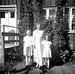 CW1037.jpg   Konfirmant på Selstad. Bjørg Stensø mellom sine to søstre?
