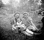 CW1050.jpg          Klara Lund (f. Dahlmo) med datteren      Ranveig på fanget, og Ingrid Waatvik (Korsnes).   På Solstad. ca. 1945.<br>