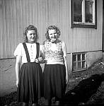 CW0869.jpg    Reidun Waatvik Hals og Allis Bjørklund, Spildra.       Bildet er tatt på Solstad.    ca. 1942<br>