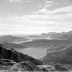CW1193.jpg        Usikt fra Selstadfjellet      Nærmest: Neverdal, Sandå, Eidbukt, Glomneset, litt av Mesøya, Engøya, Texmona, Mosvoll, helt til Reipå  med fjellene i bakgrunnen.