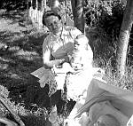 CW1245.jpg       Aslaug waatvik med Anita på fanget.I hagen på Solstad  sommeren 1951.