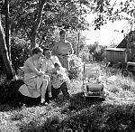 CW1248.jpg   Mor Aslaug med døtre og sønn +barnebarn.<br>Fra v.: Reidun hals, Aslaug Waatvik med Anita på fanget og sønnen  Hans Julius. I vogna Unni Hals. I hagen på Solstad sommeren 1951.