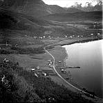 CW1253.jpg    Utsikt over Mosvold, Ørnes   ca.1949 / 1950.      (før steinfyllingen)<br>