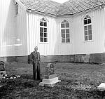 CW1255.jpg   Utenfor  Fore kirke, Reipå.<br> Mannen kan være Gunnar Voie som bodde i Glomfjord og var kapellan  fra 1949 til1959.
