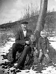 CW0886.jpg     Fra hagen i Våtvika,  1935.   Hans Våtvik med barnebarna Ingrid og Reidun.