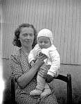 CW1276.jpg   Margit Johanna Johnsen, ( gift med Helge Wærnes ) med sin eldste sønn, Henrik Martin  (født 1944) på fanget.<br>Oppl. Ann Hilde Wærnes,