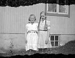 CW1281.jpg    Gunhild Magnussen Tidemann, Servoll og   Ingrid Waatvik  ( Korsnes ) sist på 1930-tallet.   Utenfor huset på Solstad.