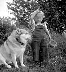 CW1282.jpg     Anne Ragna  Karlsen og hunden &quotPrins".<br>på  Solstad, sommeren ca. 1946.