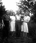 CW1283.jpg        Besøk på Solstad   ca, 1946.      Fra v.: Christian  og  Ingrid Waatvik, Eilif Bakke, Reidun Waatvik med  Anne Ragna Karlsen på armen.