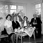 CW1286.jpg       Kaffekos på Solstad   ca, 1960.   fra v.: Aslaug Waatvik, Kristine Dahlmo, Edith Johansen, Hans A. Våtvik.