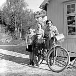 CW1288.jpg   Utenfor butikken i Våtvika,  ca. 1960.    Fra v.: Aslaug og Anita Waatvik og Edith Johansen med sønnen  Arnt.