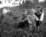 CW1292.jpg        Besøk fra Sandhornøya 1959.   Ruth Henriksen med de to yngste sønnene Jon og Roger.