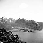 CW1303b.jpg         Utsikt fra Glomneset mot Neverdal og<br>Selstadbergan..<br>