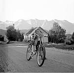 CW1328b.jpg    Anita Waatvik med sin nye sykkel. Sist på 1950 tallet.