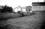 CW0892.jpg     Christian Waatvik kjører slåmaskinen.<br>Selvportrett med oppstilt kamera.   ca på 1930 tallet