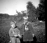 CW0897.jpg     Bjarne og Hans Julius Waatvik.På Solstad ca. 1943.