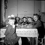 CW1442.jpg      Bursdagsselskap på Jæra.  Fra v.. Berit og  Unni Hals,  Anita Waatvik, Bjørg Slaaen,  Astrid Gjelseth.  26. februar 1955 / 56