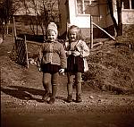CW1448.jpg    På Solstad.    Berit Hals og Greta Korsnes utenfor huset på Solstad.   Sist på 1950 tallet.