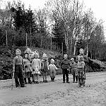 CW1452.jpg       Ungene i Våtvika på veien utenfor butikken.    Fra venstre:  Arvid Holter, Herborg Bakken, Torbjørg Bakken, Jorunn Ludviksen, Greta Korsnes, Anne Christin Korsnes (Tina), Håkon Magnussen (Putte), Eilif Ragnvaldsen, Svein Bakken og Britt Ragnvaldsen.       Ca. sist på 1960 tallet.