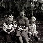 CW1456.jpg     Ingrid Korsnes med Greta og Anne Christin<br>og en katt med unger, nedenfor sjåen på Solstad.  Ca. sist på 1960 tallet.