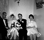 CW1470.jpg    Sonja Kolberg og Rolf Berntsen,  sammen med forloverne, brudgomens kamerat Bjørn og brudens søster Gerd.  Viet i Fore Kirke  år 1959.