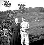 CW0901.jpg     Kristine Kristensen Borvik og Aslaug Waatvik.   Bildet er tatt på Solstad.  ca 1940 tallet.