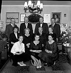 CW1545.jpg    Gullbryllup og 80 årsdag hos Ellen og Lindor Mosvold.    Bak fra vvenstre: sønnene Karl, Oskar, Paul og Johan Mosvold,  Midten fra venstre: Lilly (datter), Ellen og Lindor Mosvold, Alma (datter gift Selstad). Foran fra venstre: Hanna (gift med Johan), Marie (gift med Karl), Oliva (Lita) (gift med Paul), <br>Oppl. Ole Hj. Schultz.