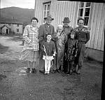 CW1554.jpg     På Straum. ( Vefsn)  1957.   Fra v. : Hilda, Johan Dahlmo, Edel (på Straum) , Albert og Torleif Straum, foran : Anita Waatvik og Torstein Strøm  ?<br>