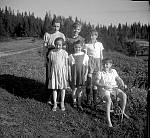 CW1562.jpg     På Dahlmo året 1957.    Bak: ingen navn<br>Foran:  Åse-Bodil Lund , Anita Waatvik, mangler  navn.