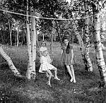 CW1611.jpg      Greta og Anne-Christin Korsnes,  Anita Waatvik i hagen på Solstad.<br>