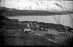 CW1648.jpg   Utsikt over Våtvika og Servoll. Glomneset  og Glomfjellene lengst bak.