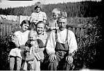 CW0911.jpg    Foran: Klara Dahlmo (Lund), Ragna (m/ Reidun Waatvik på fanget) og Julius Dahlmo, (dukken heter Per!)  bak: Ruth og Magnus Dalheim.  Bldet er tatt i hagen på Dahlmo.    1931.