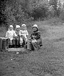 CW1677c.jpg       På Solstad.       Berit Hals,  Anita Waatvik, Greta Korsnes og Unni Hals  tar en pause i leken og spiser litt kjeks.  Midt på 1960 tallet.