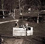 CW1689.jpg   På Solstad   ca. 1953.       Harriet Våtvik?,<br>Anita Waatvik og Gunnar Holter? leker i hagen.  Her lages det tydeligvis sølekaker.