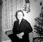 CW1720.jpg    Jul i Stua på Solstad. ca.1955/56.  Aslaug Waatvik slapper av i stua.