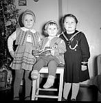 CW1721.jpg    Jul i Stua på Sostad.  ca.1955/56.   Unni og Berit Hals og Anita Waatvik.