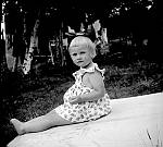 CW1745.jpg     På Solstad   1953.   Unni Hals sitter ute på teppet. 