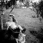 CW1746.jpg     På Solstad  1953.     Anita Waatvikk prøver dissa mens Unni Hals ser på.