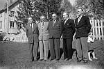CW0948.jpg    Familietreff på Dahlmo, Drevja. ca 1958  Fra v.: Peder, Johan Hansen, Aksel, Arthur, Kristian og Viola, alle  Dahlmo.