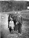 CW0964.jpg       På  Dahlmo, Drevja.  ca 1931.    Ragna og Rikard Valøy med datteren Rosa,  Christian Waatvik med sin datter Reidun.