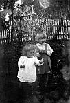 CW0965.jpg     Ingrid (Korsnes) og Reidun  (Hals) i hagen i Våtvika.  ca. 1933