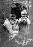 CW0967.jpg    I hagen i Våtvika. 1932.   Aslaug Waatvik med Ingrid og Reidun.