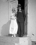 CW0969.jpg .    Jenny og ArthurVatne på kirketrappa.   1934-35? 