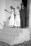 CW0970.jpg     Jenny og  Arthur Vatne på  kirketrappa.   1934-35?