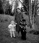 CW1983.jpg   Dame fra Rødøy med sine to barn. Har vært i tjeneste hos Christian Waatvik.  navn?