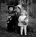 CW1986.jpg   Dame fra Rødøy med sine to barn. Har vært i tjeneste hos Christian Waatvik.