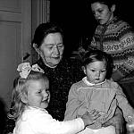 CW2091.jpg       Anne Våtvik med barnebarn og oldebarn:<br>Svanhild Korsnes, Merete Blix (oldebarn) , Anita Waatvik, <br>(barnebarn).   ca. 1961.