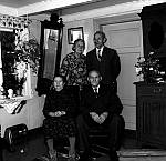 CW2093.jpg   I Gammelstua hos mor og far i Våtvika.         <br>Anne og Christian Stene ,   Anne Petrine Stene og Hans A.Våtvik.    Hans fyller 80 år.  1962.
